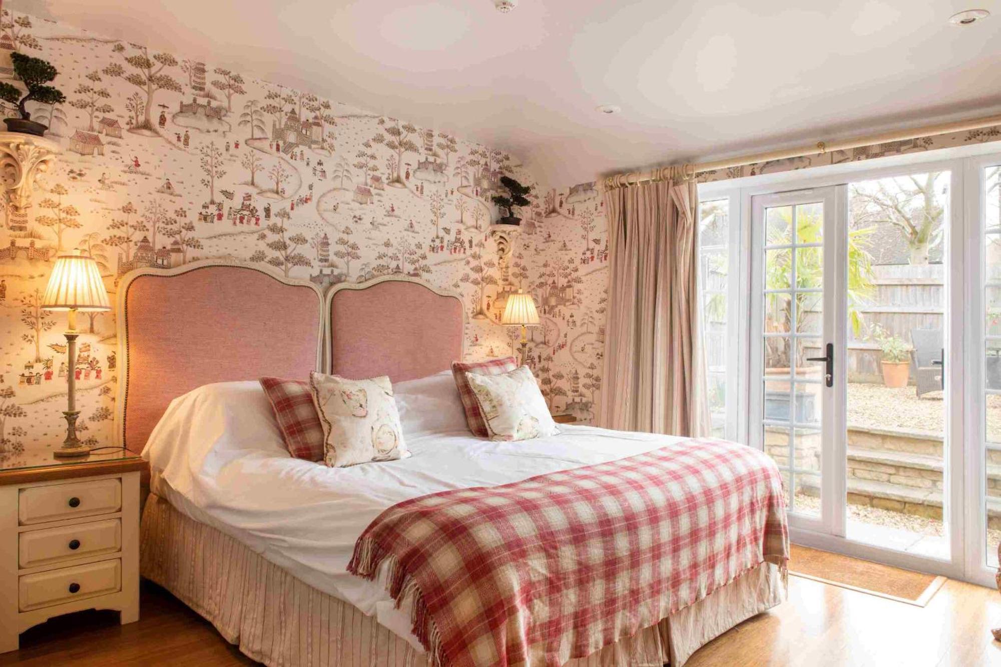 The Crown Inn Peterborough Room photo
